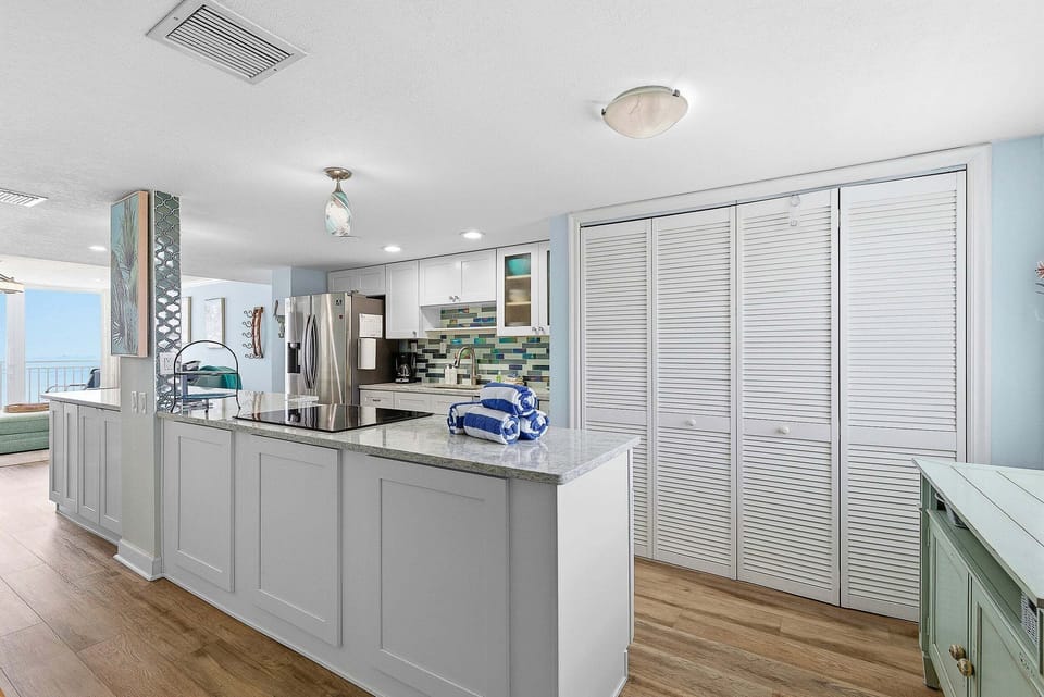 Condo, Multiple Beds (Pelican D-305) | Private kitchen | Fridge, microwave, oven, stovetop