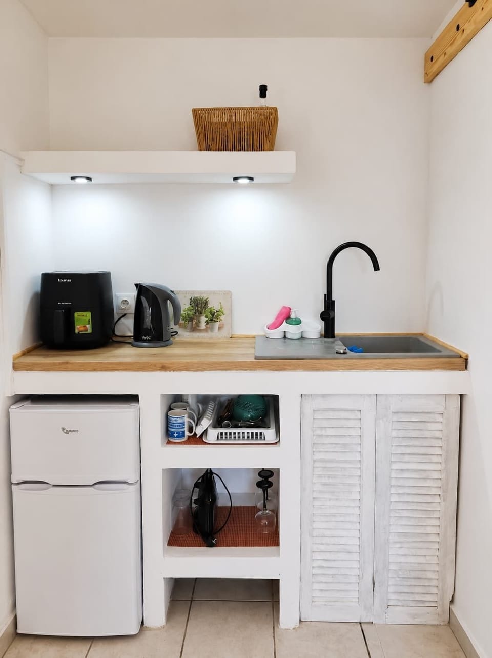 The kitchenette provides convenient facilities for preparing light meals, snacks and refreshments during your stay.