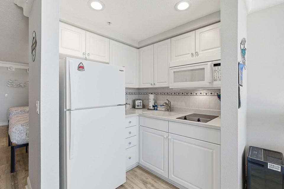 House, 2 Queen Beds, Balcony (Daytona Beach Resort 456) | Private kitchen | Fridge, microwave, stovetop, cookware/dishes/utensils