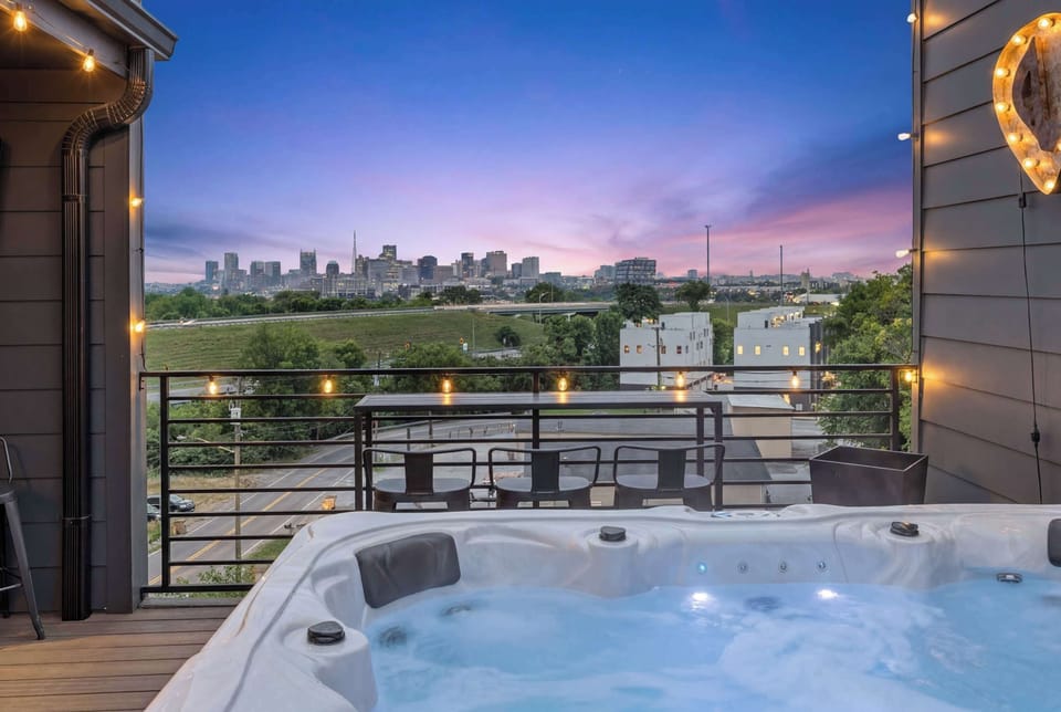 Huge Roof Deck with Hot Tub, Fire Table, Soft Seating Smart TV and Incredible City Views