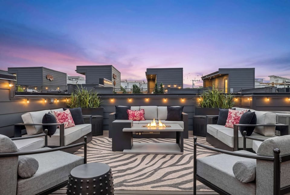 Huge Roof Deck with Hot Tub, Fire Table, Soft Seating Smart TV and Incredible City Views