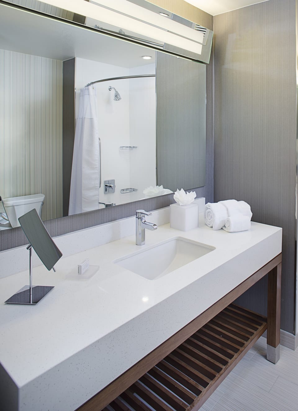 Combined shower/tub, free toiletries, hair dryer, towels
