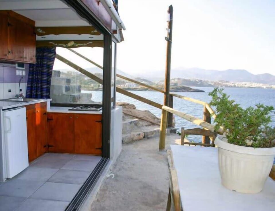 The kitchen opening to the view