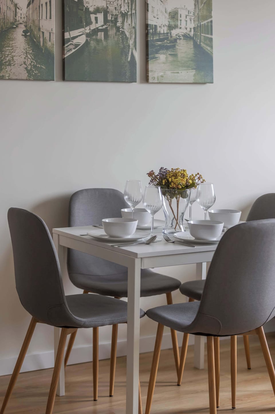 Dining area with seating for four guests, providing a pleasant space for shared meals, morning coffee or evening gatherings.