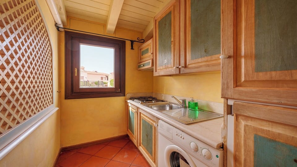 Traditional Apartment, Partial Sea View | Private kitchen | Toaster