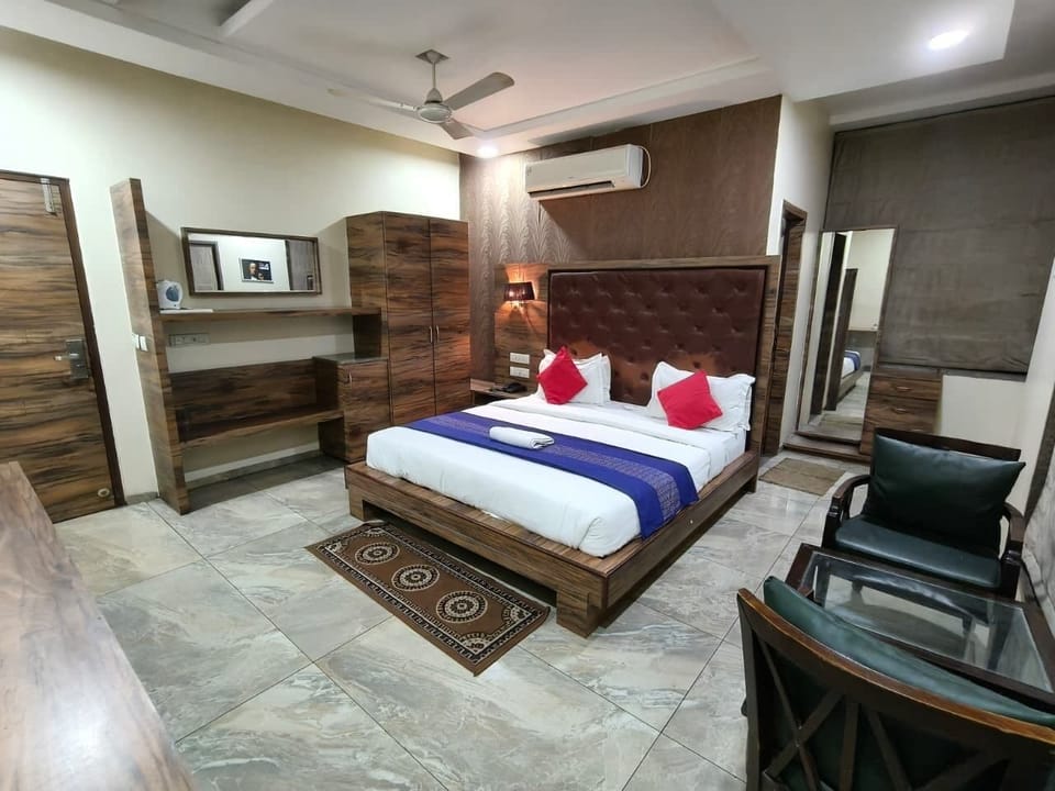 Deluxe Room, City View | Desk, WiFi (free)