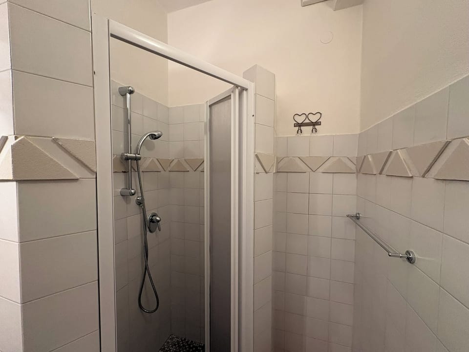Classic Triple Room | Bathroom | Shower, hair dryer, towels, soap