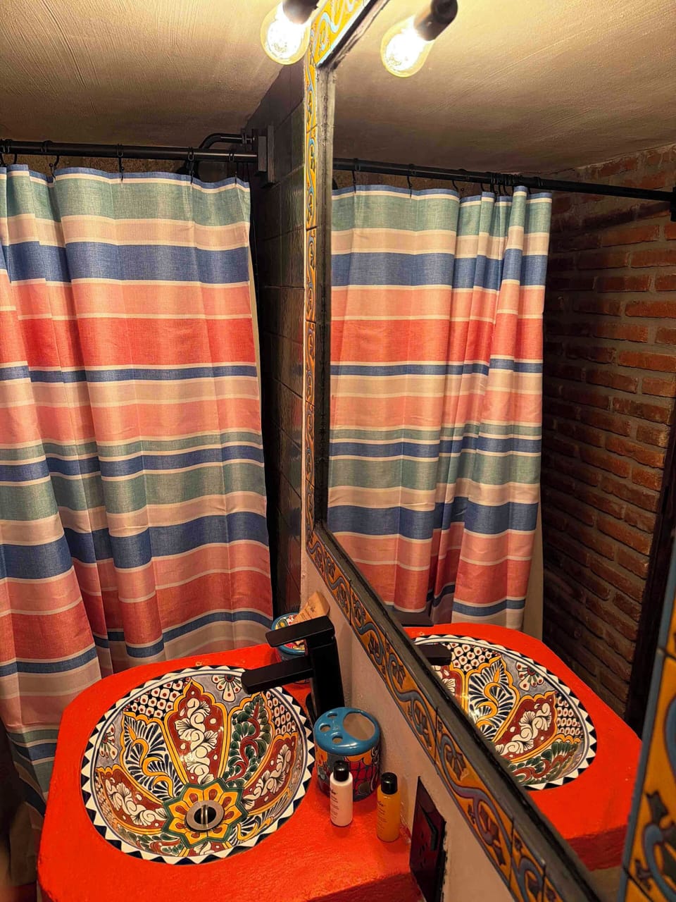 Basic Loft | Bathroom | Shower, free toiletries, towels, soap