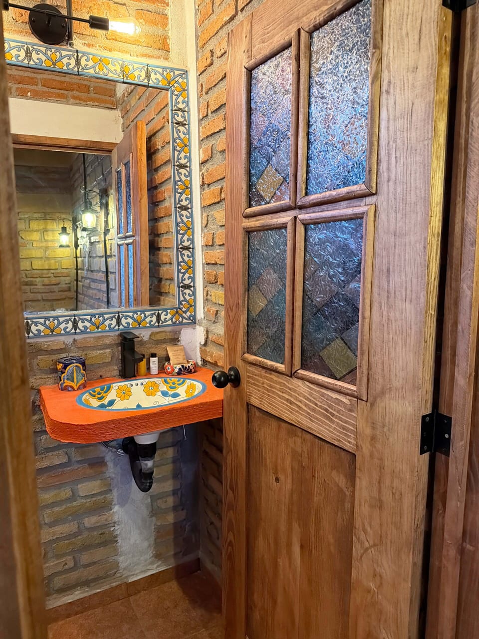 Deluxe Room | Bathroom | Shower, free toiletries, towels, soap