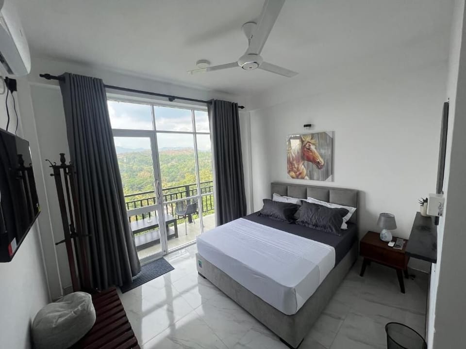 Deluxe Double Room, Balcony, Mountain View | Laptop workspace