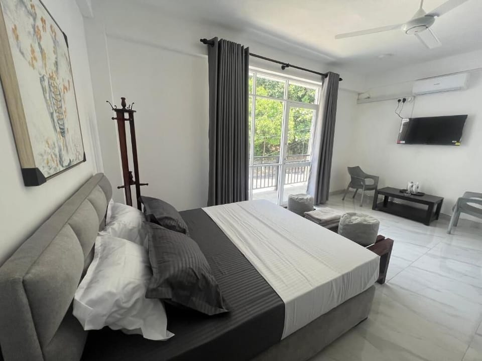 Deluxe Double Room, Balcony, Mountain View | Laptop workspace