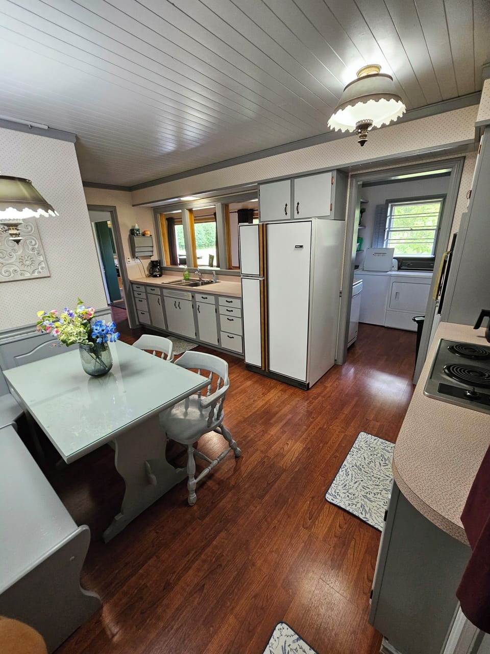 eat-in kitchen