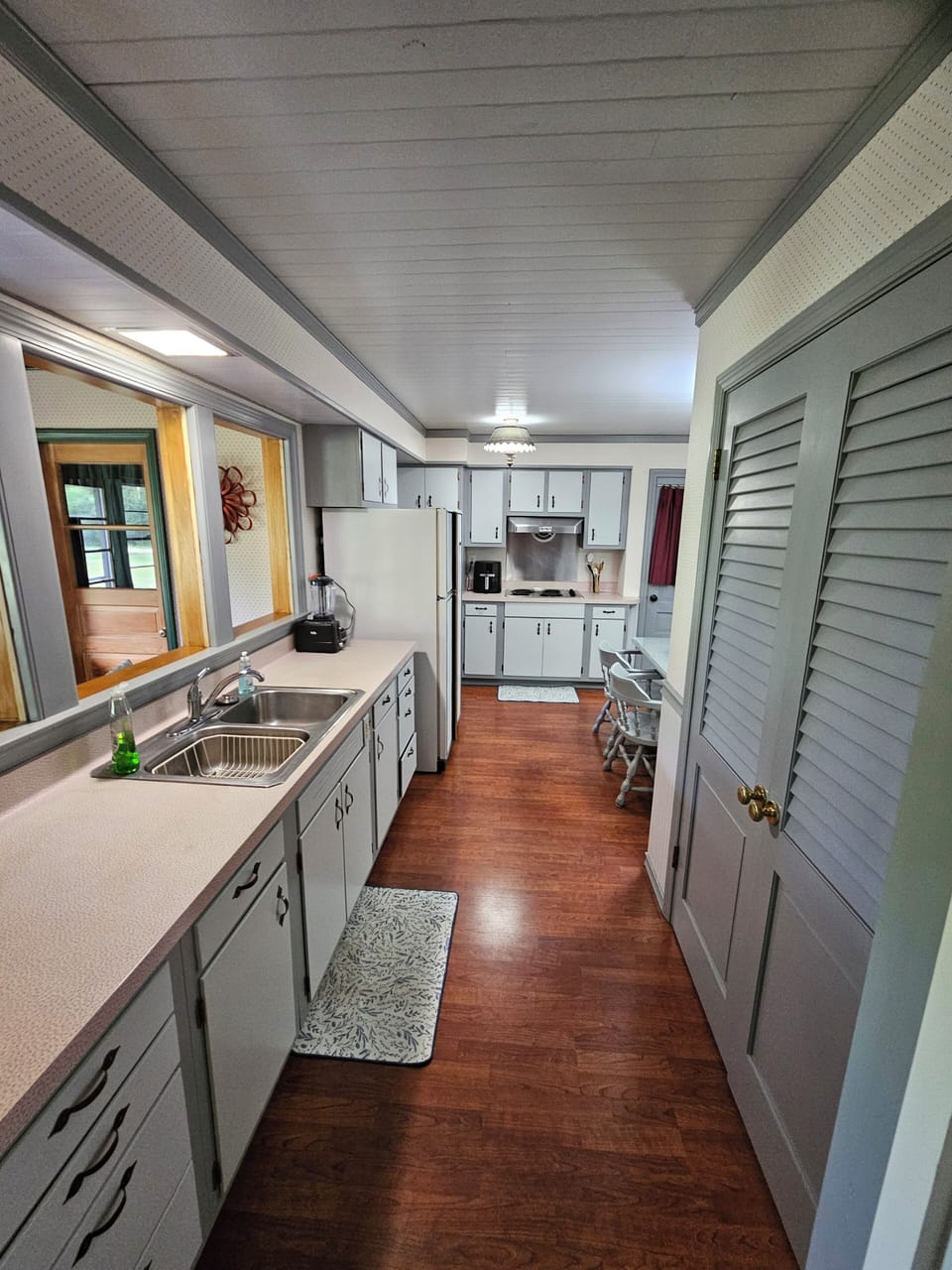 eat-in kitchen