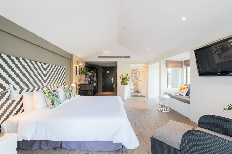 The Mood Suite | Minibar, in-room safe, desk, blackout drapes