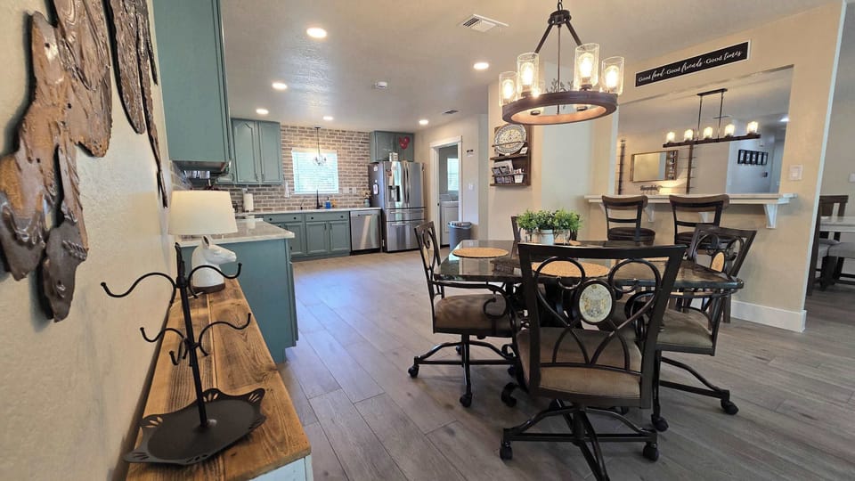 House, Multiple Beds, Pool View (Gruene Gables) | Dining