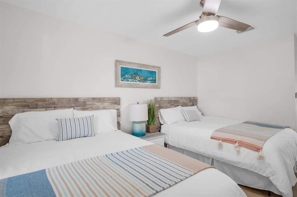 Bedroom 2: Two queen beds, Smart TV