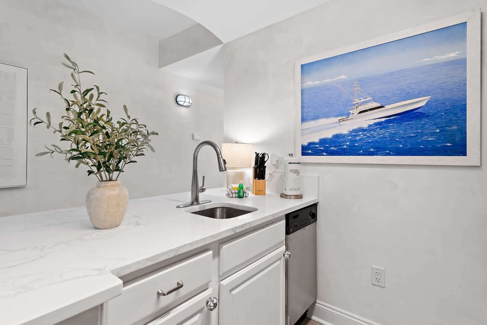 Kitchen: Bar seating, stovetop, microwave, refrigerator, drip coffee maker, cookware & dinnerware