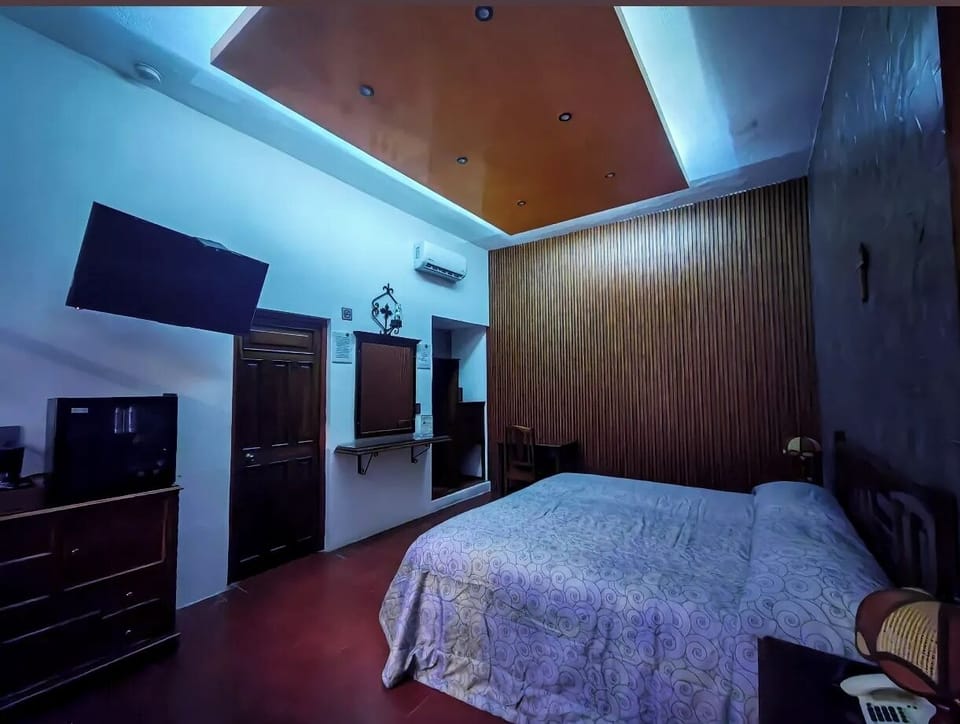 Junior Suite | In-room safe, desk, laptop workspace, blackout drapes