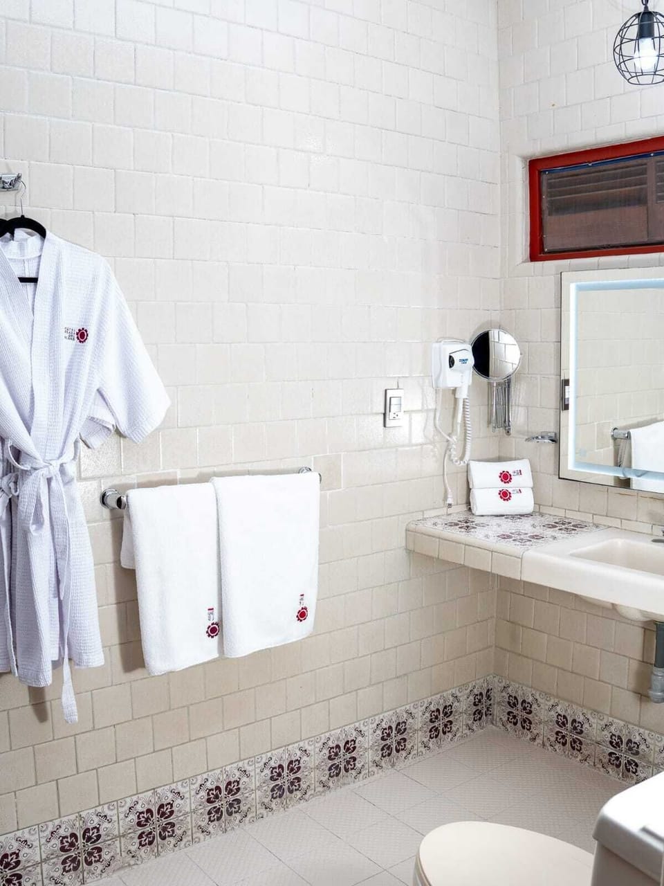 Junior Suite | Bathroom | Shower, hair dryer, towels, soap