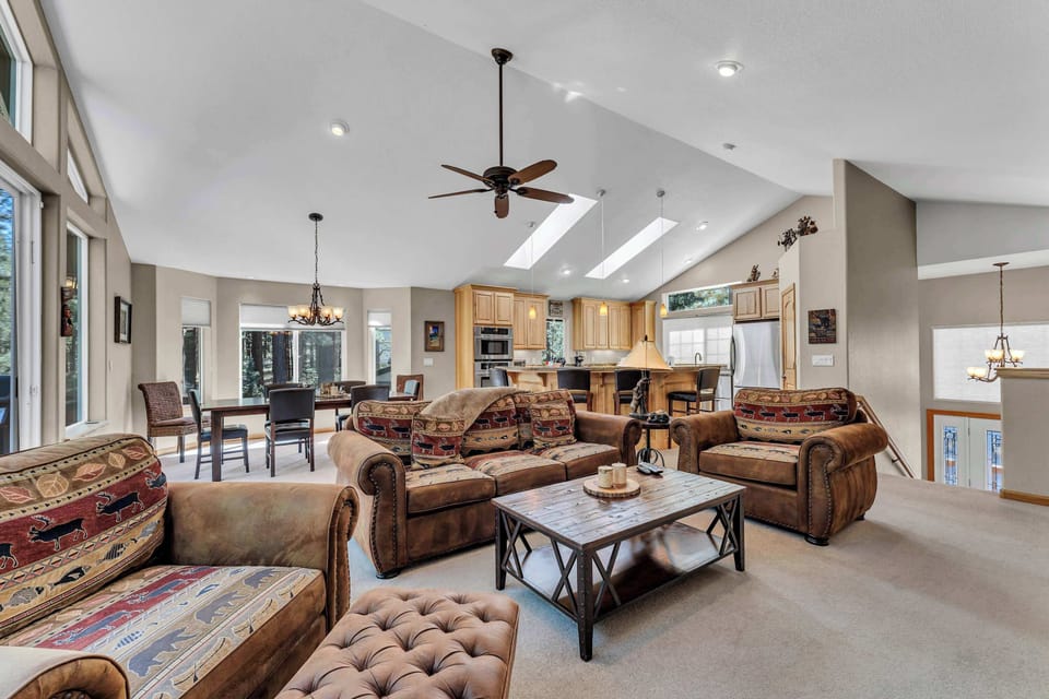 Living room: Samsung Curved 4K Smart TV, gas fireplace, vaulted ceilings