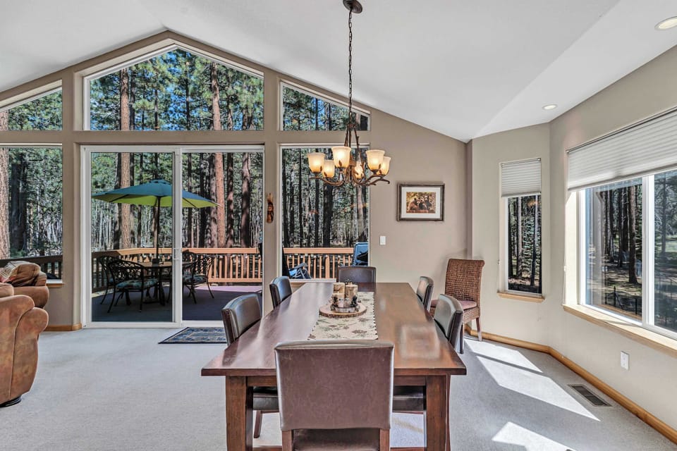 Dining area: Seating for 6 with 4 additional barstools
