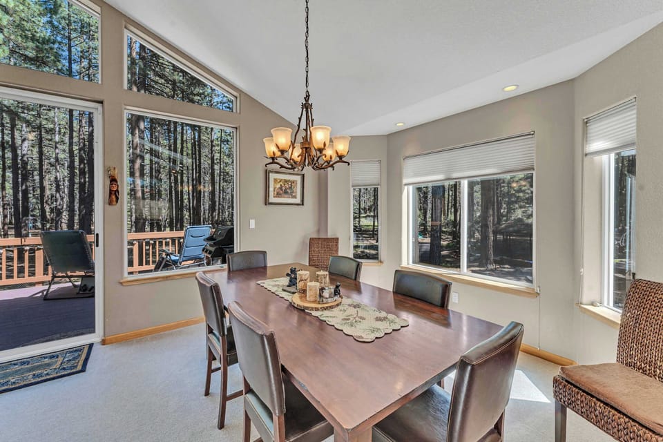 Dining area: Seating for 6 with 4 additional barstools
