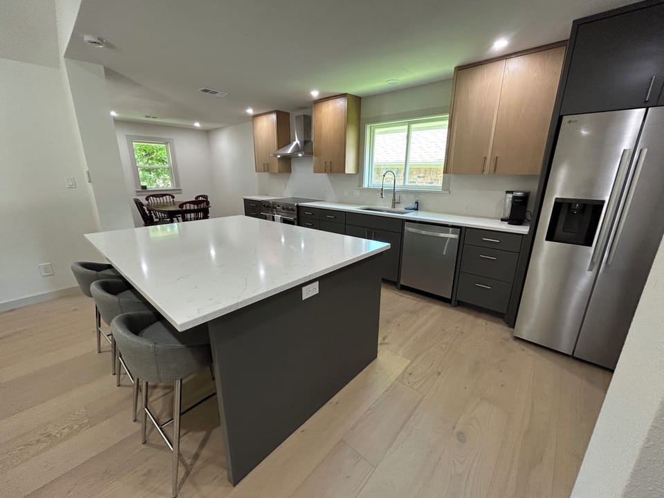 Island & Kitchen