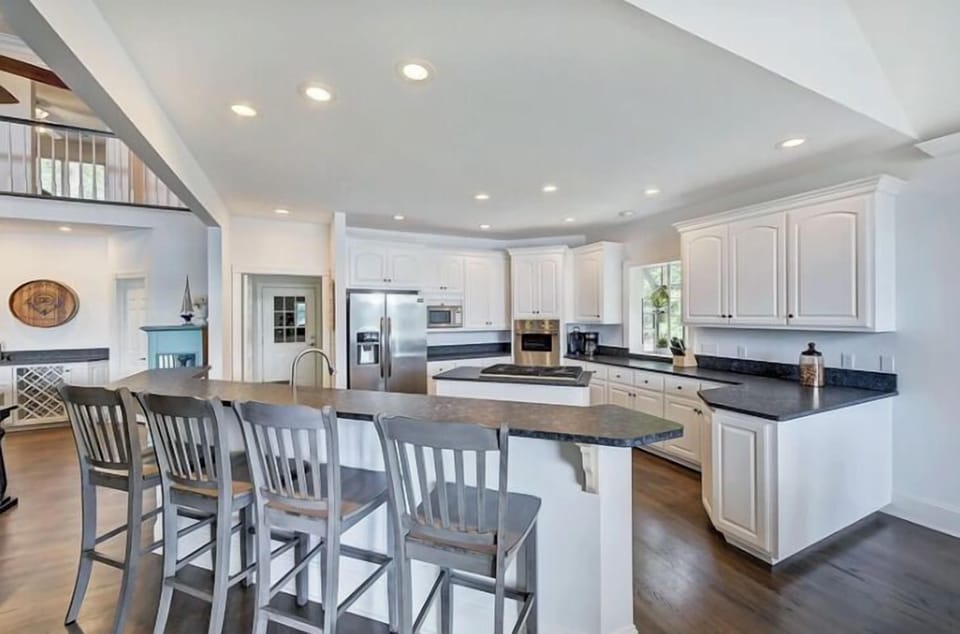Fully stocked kitchen with island seating for 4.