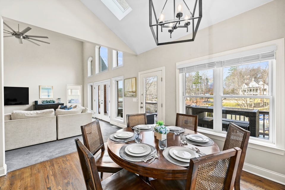 Eat in kitchen area with seating for 6.