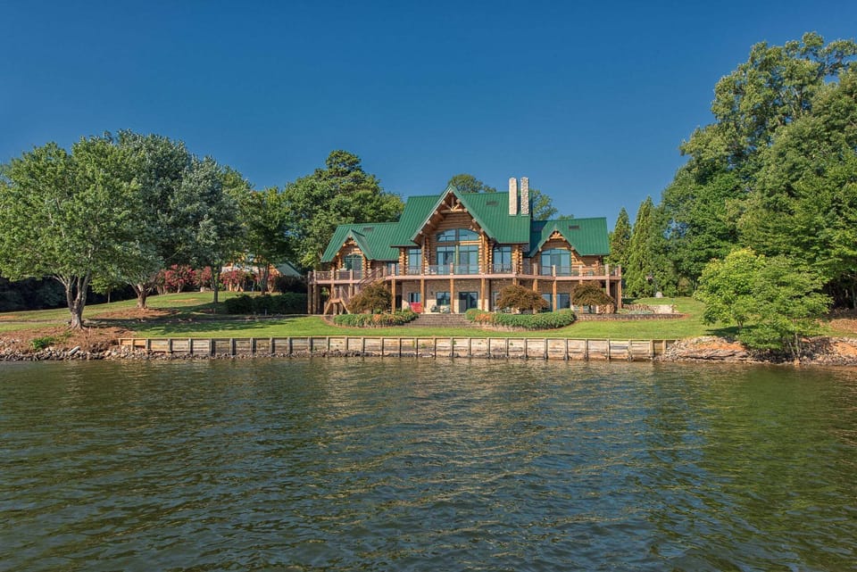 Welcome to Azalea Retreat - The Lodge. Sleeps 22, 7 bedrooms, pool & game room.