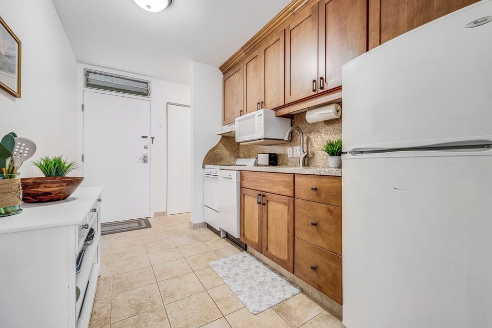 Kitchen, fully stocked with all the basics for a nice island feast.