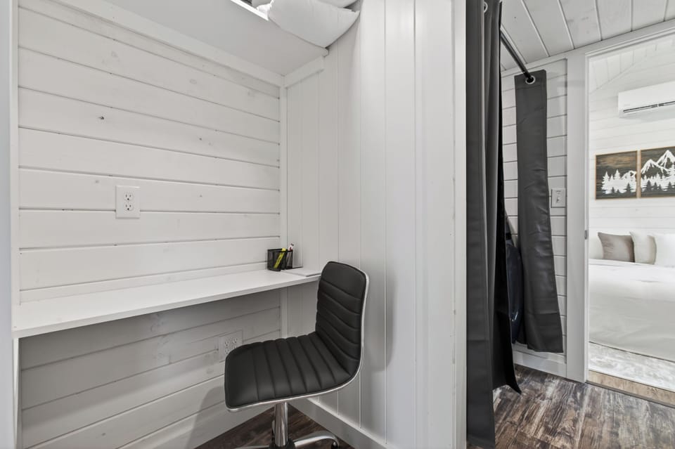 Built-in workspace with modern cabin style and full-length mirror