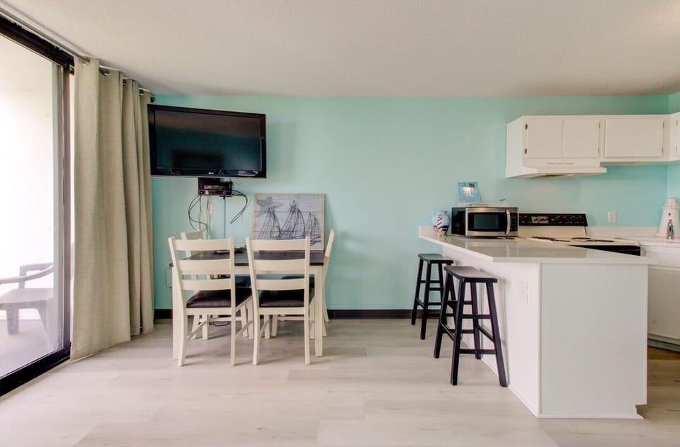 Atlantic Towers 105-print-008-006-KitchenEating Area-2048x1346-300dpi