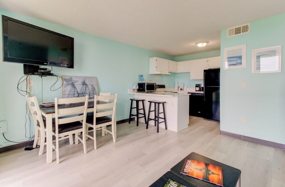 Atlantic Towers 105-print-007-008-KitchenEating Area-2048x1346-300dpi