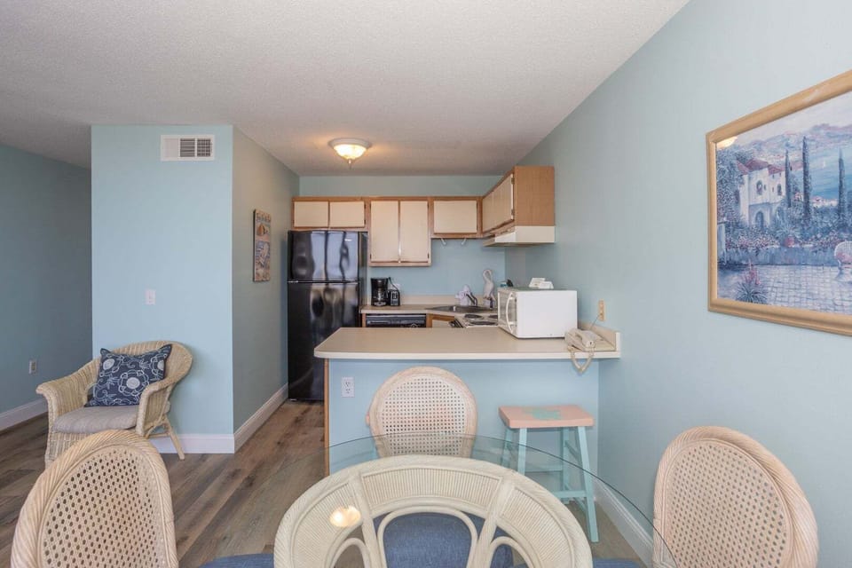 Dining room to kitchen view