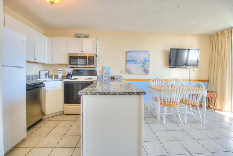 Atlantic Towers 212-print-007-015-Dining RoomKitchen-4200x2804-300dpi