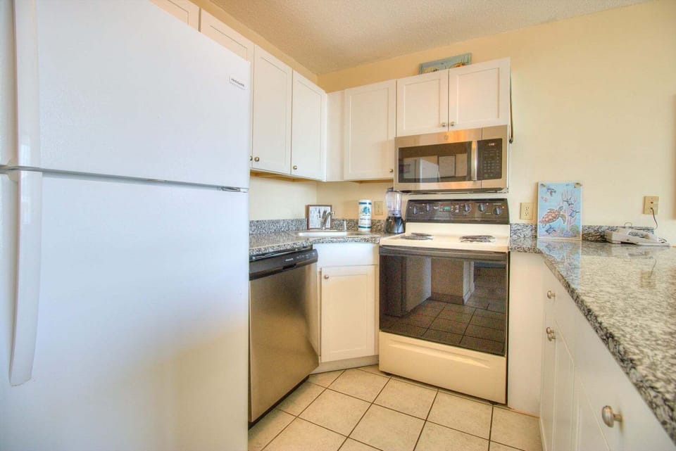 Atlantic Towers 212-print-008-001-Kitchen-4200x2804-300dpi