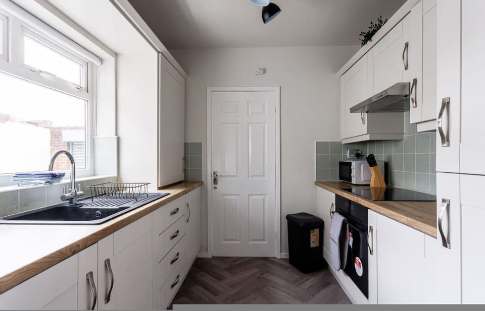 House | 2 bedrooms, desk