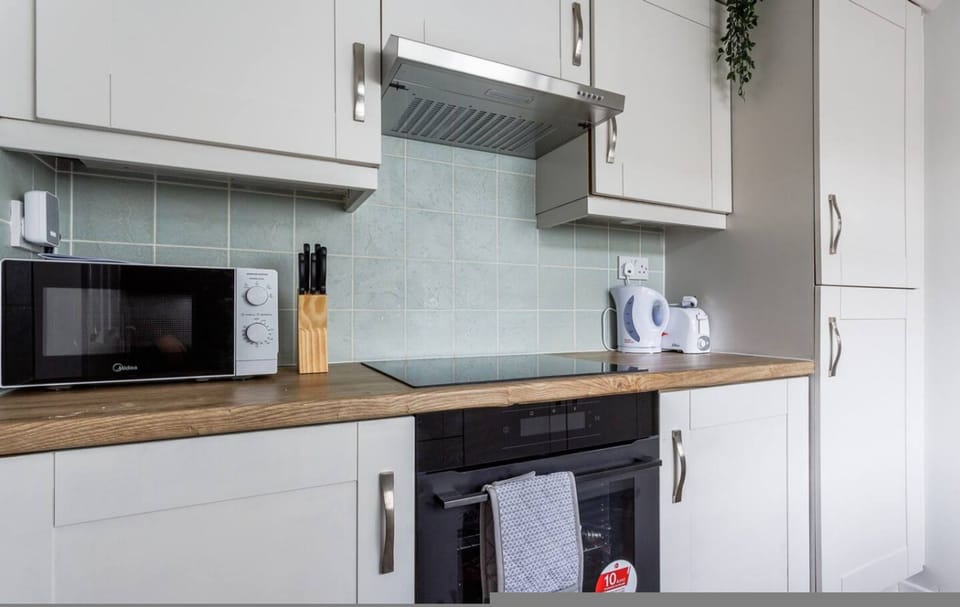 House | 2 bedrooms, desk