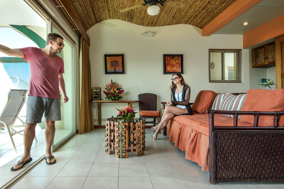 Deluxe Plus, 1 King Bed, Balcony, Sea Facing | Living room