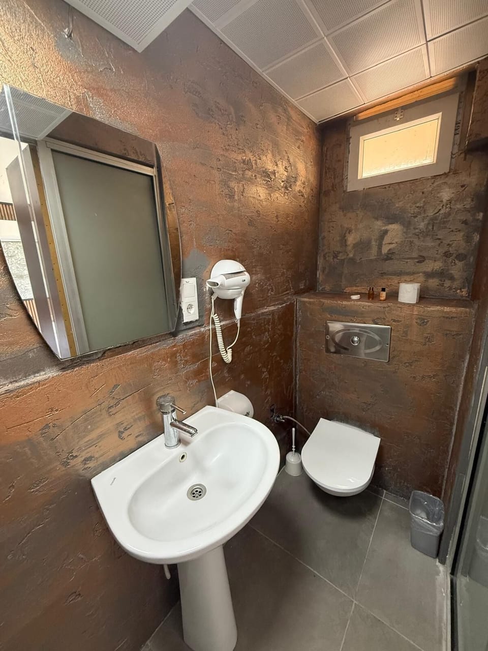 Standard Room | Bathroom | Free toiletries, hair dryer