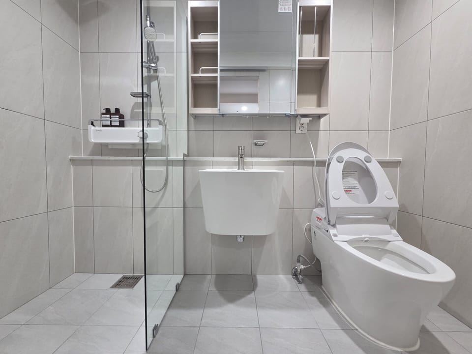 Standard Quadruple Room | Bathroom | Shower, hair dryer, towels, soap