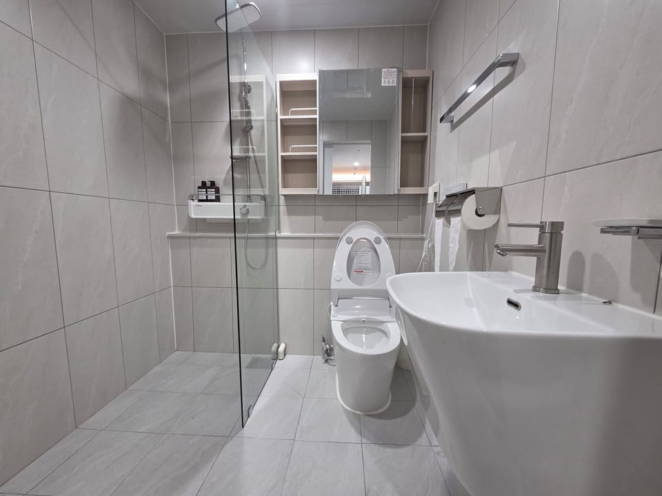 Standard Quadruple Room | Bathroom | Shower, hair dryer, towels, soap