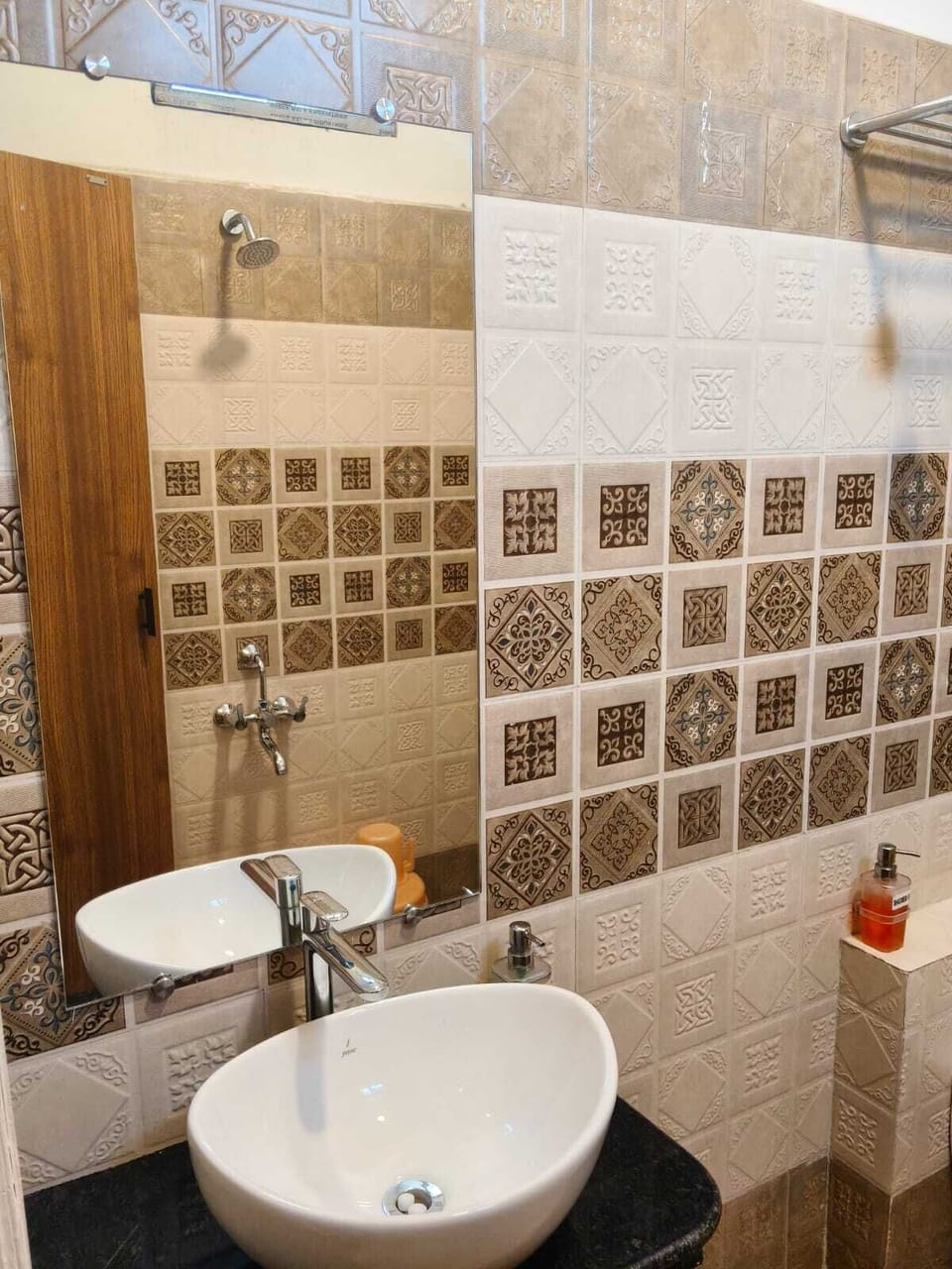 Deluxe Room | Bathroom | Shower, free toiletries, towels, soap