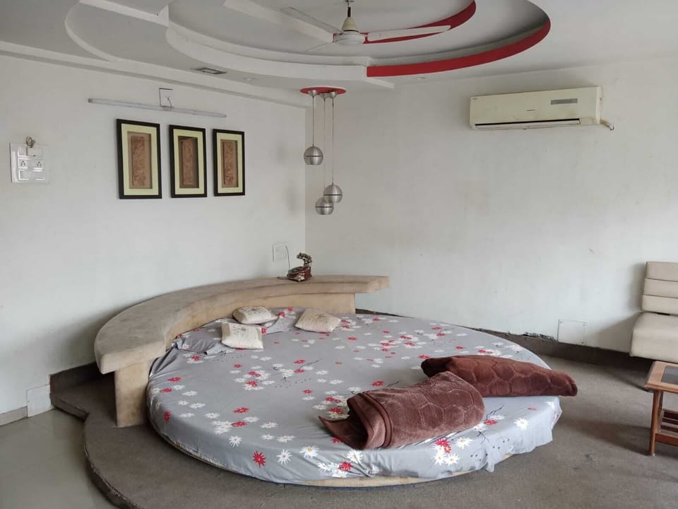 Basic Suite, City View | Interior