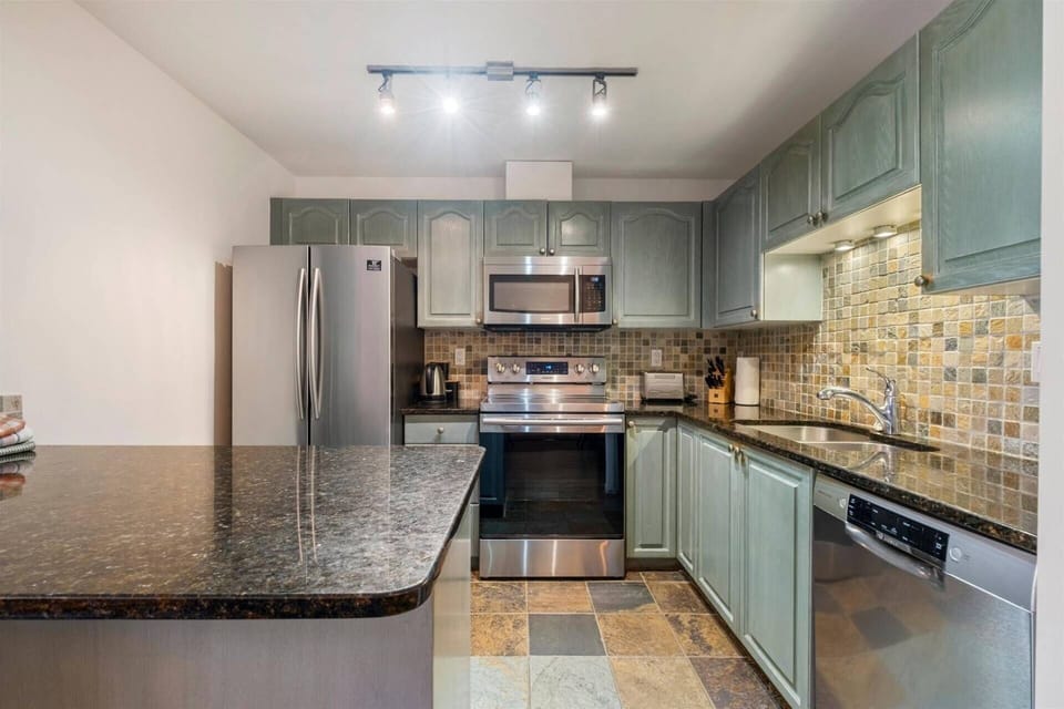 Granite counter tops over sized breakfast island and stainless steel appliances