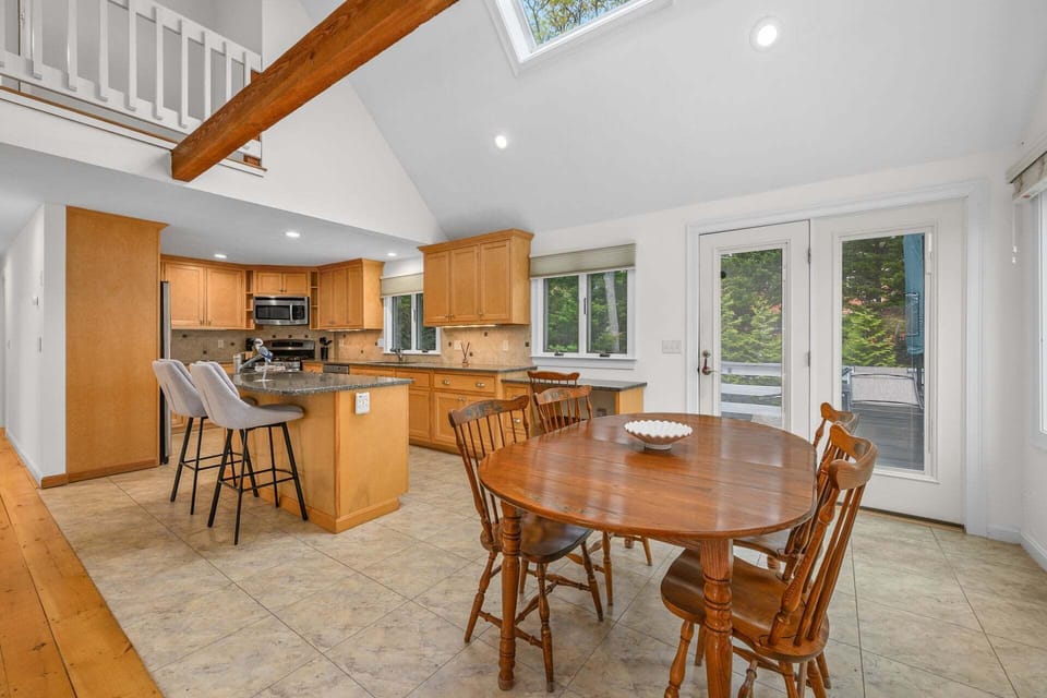 Open concept dining area and kitchen