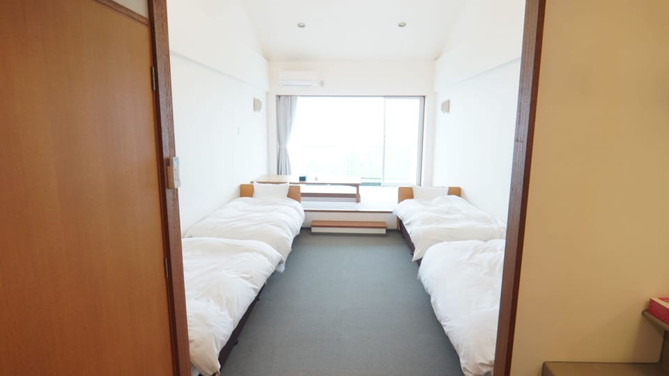 Family Room, Multiple Beds, Non Smoking, Mountain View | Desk