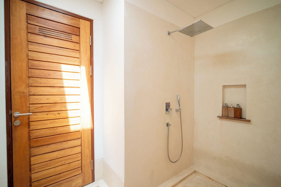 Modern Coastal 4BR Villa, Walk to Finns, Canggu Villa in North Kuta