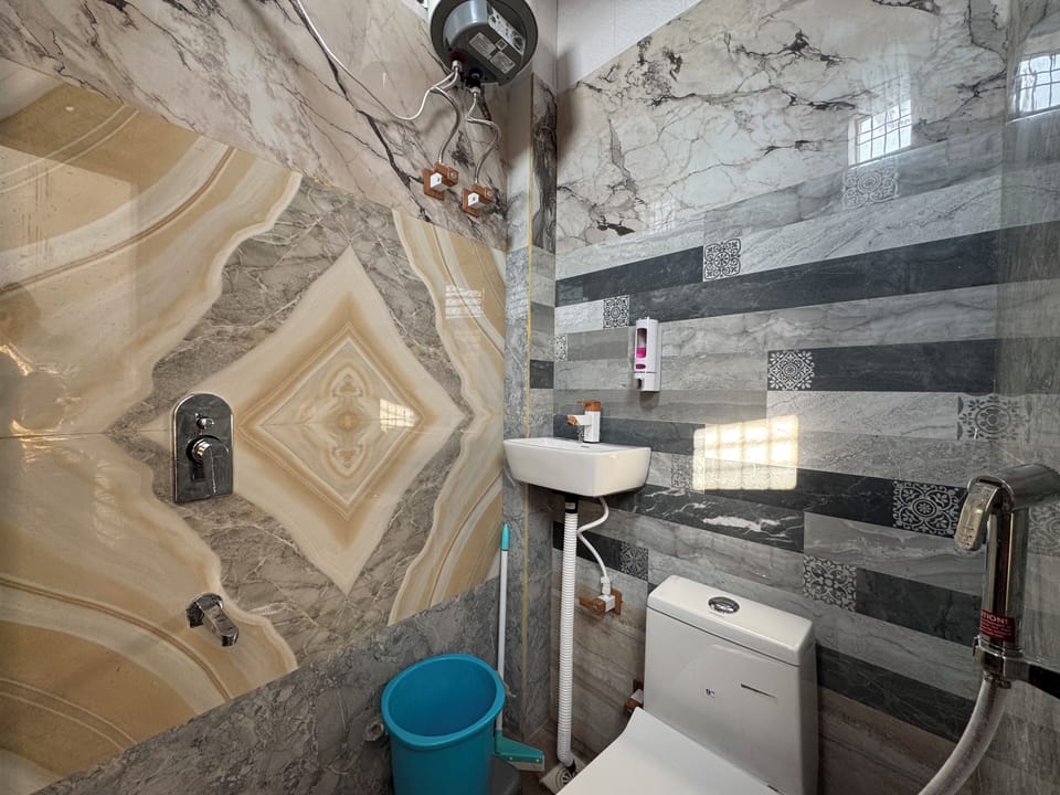 Family Room | Bathroom | Shower, towels, soap, shampoo